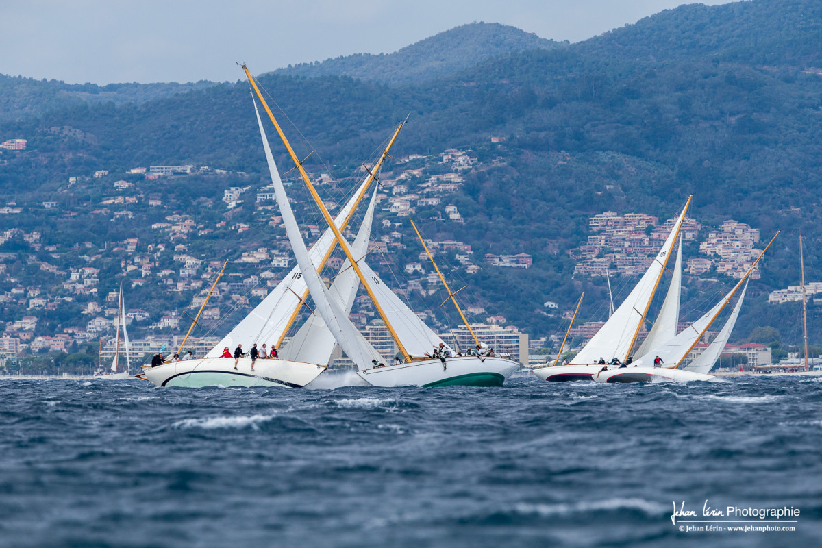 Les bateaux classiques arrivant au près à la bouées au vent lors des RR 2022.