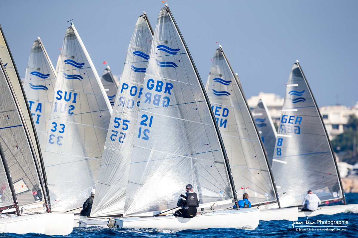 Départ sous le beau soleil cannois des Finn lors de la première journée de la SIC Finn 2023.