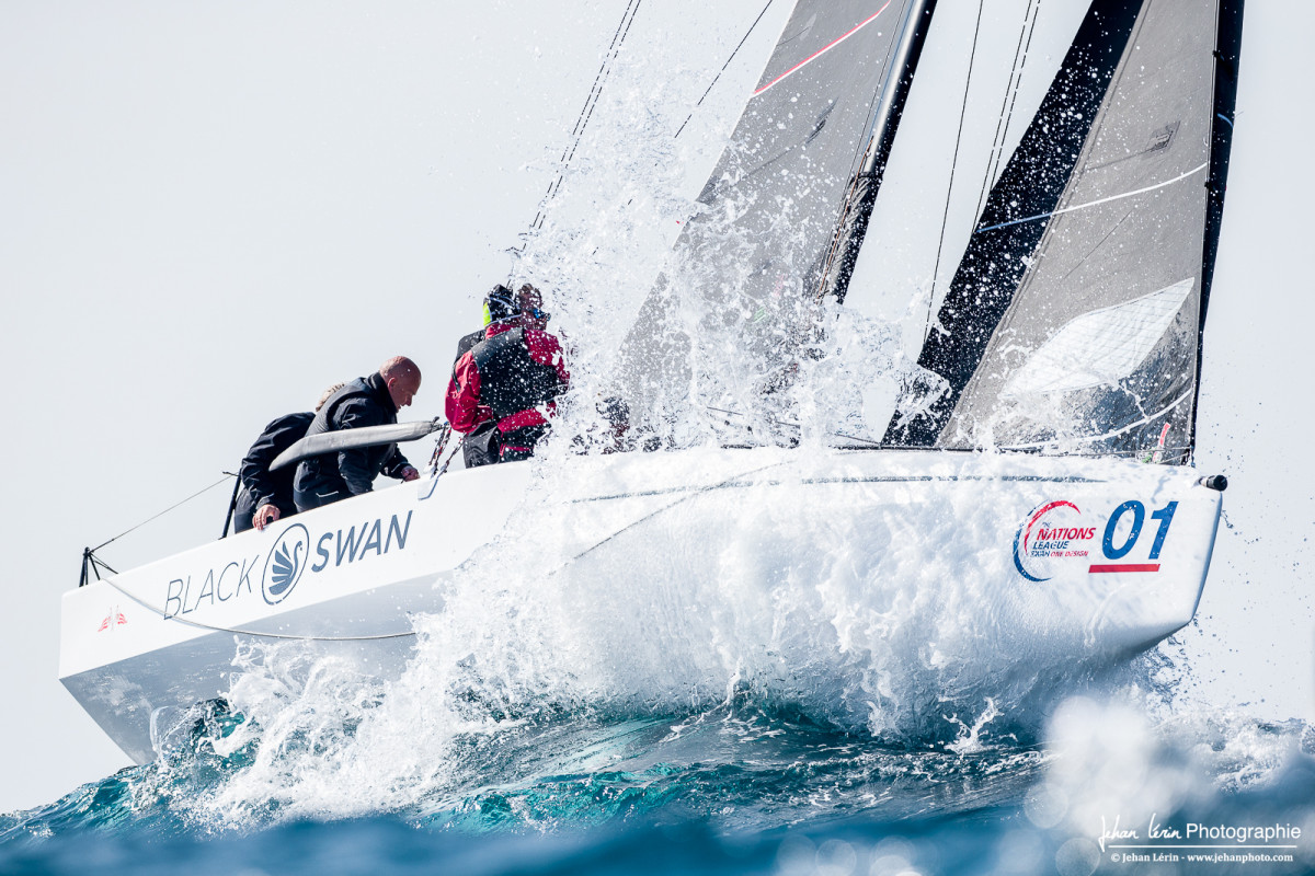 Black Swan, ClubSwan 28 au près et dans une forte houle.