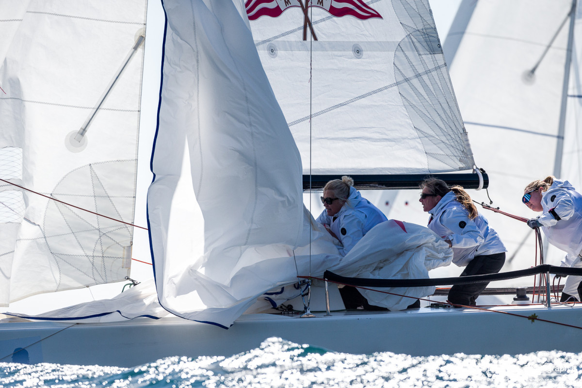 Affalage du spinnaker par l'équipage PinkPower