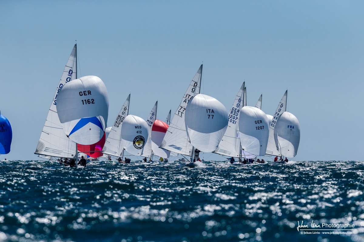 Flotte de "Dragon" sous spi.