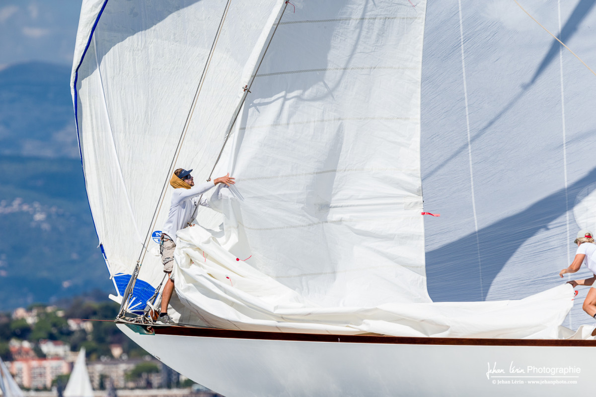 Le N°1 envoi le spinnaker et affale la voile d'avant (Gennaker)