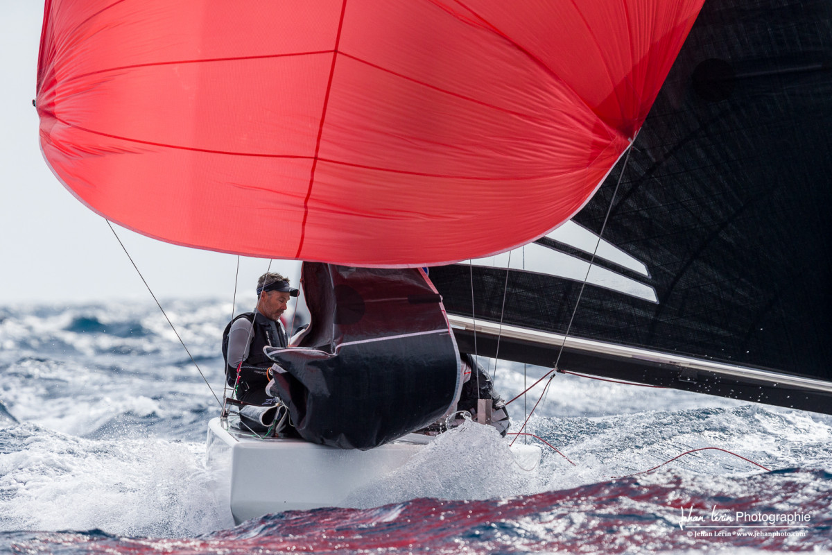 Le 5.5mji norvégien sous spinakker surfant sur une forte houle d'Est et dans des claques de 30 noeuds de vent du même secteur.