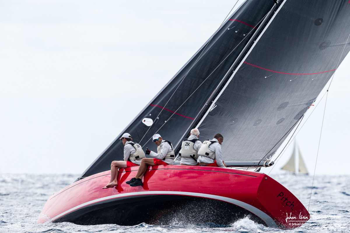 Pitch, Tofinou au près dans 20 noeuds d'Est