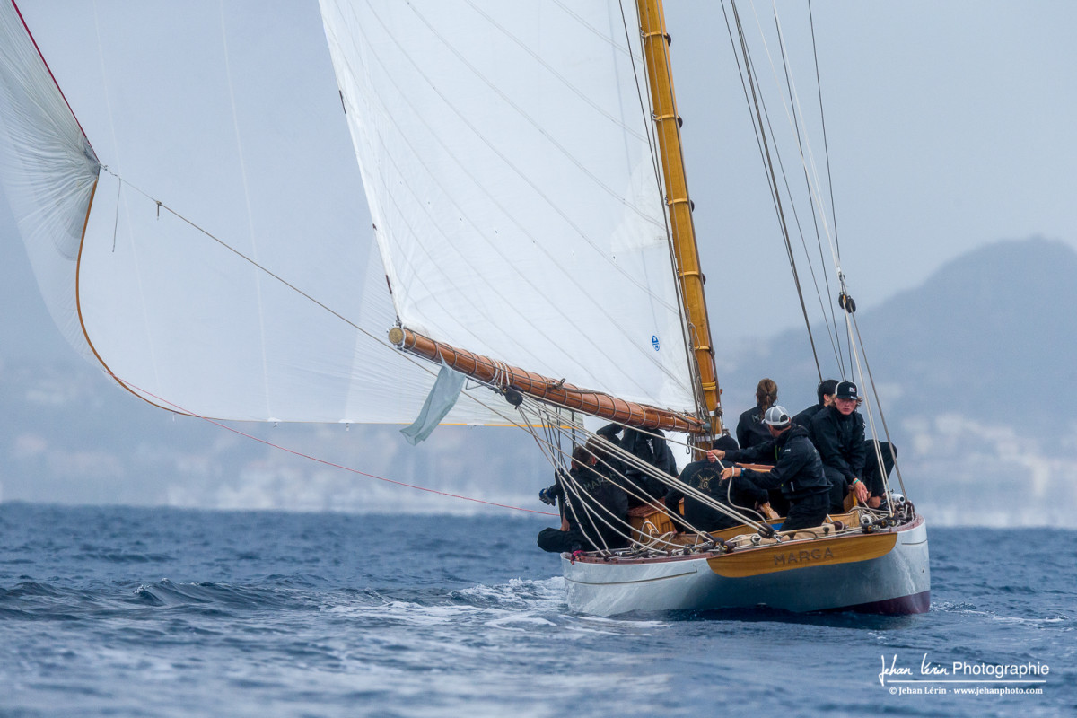 Marga, époque aurique sous spinnaker après le passage du grain