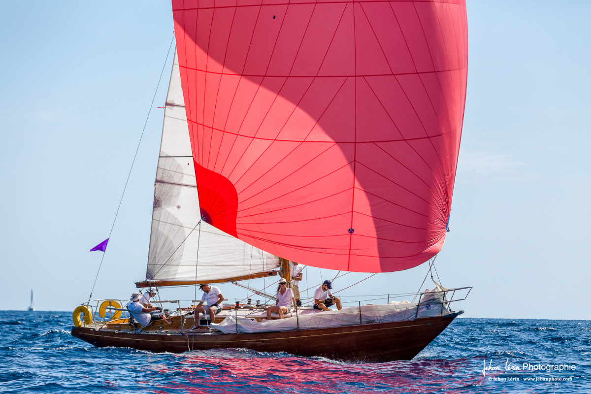 Arcadia III et l'équipage de Bruno Ricciardi sous spinnaker, remportent les Régates Royales dans la catégorie des One Ton Classic
