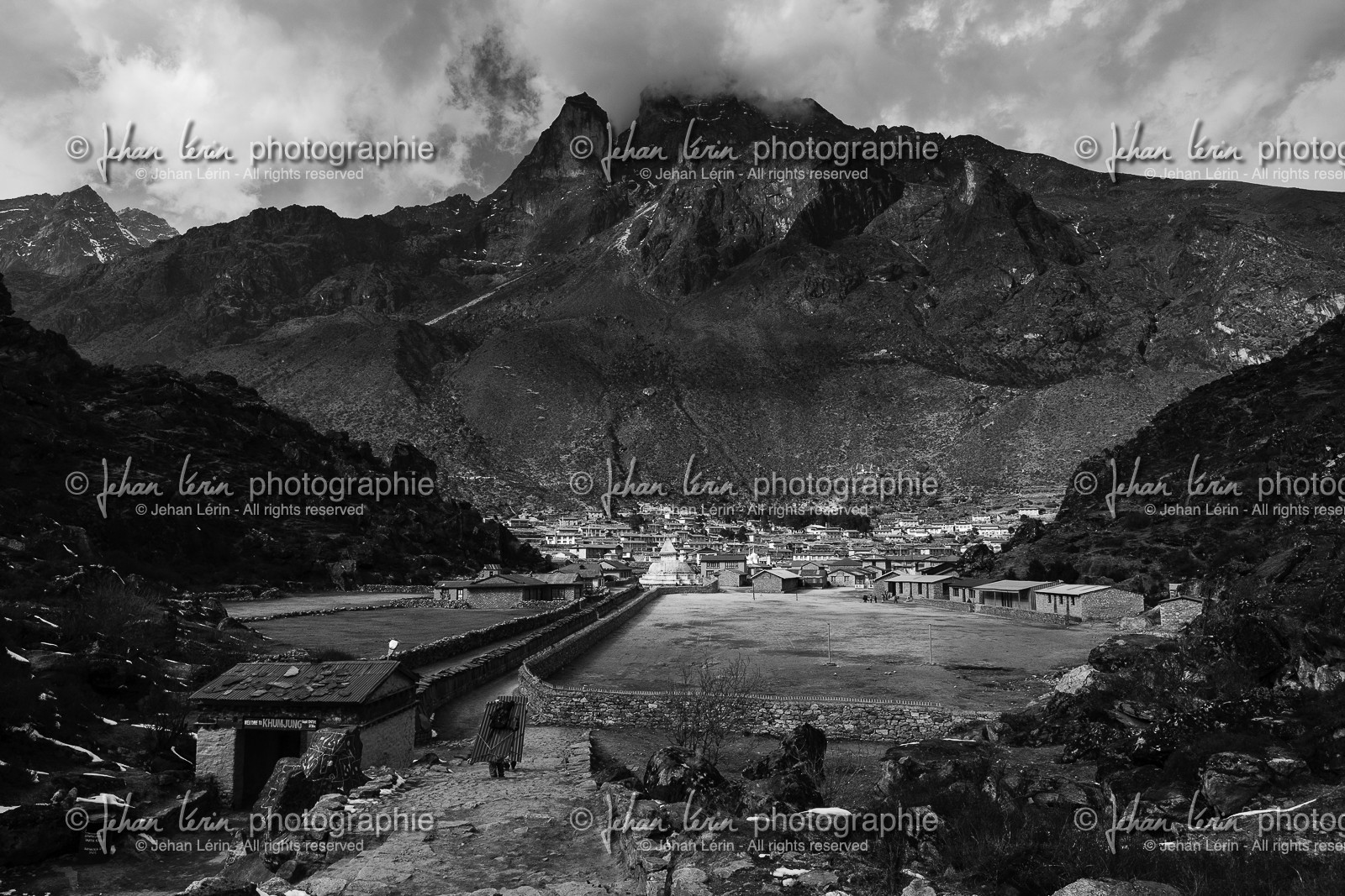 Porteurs entrant dans Khumjung (3780m) - Région de l'Everest