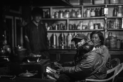 Tule près du feu de la cuisine à Phakding (2610m) - Région de l'Everest