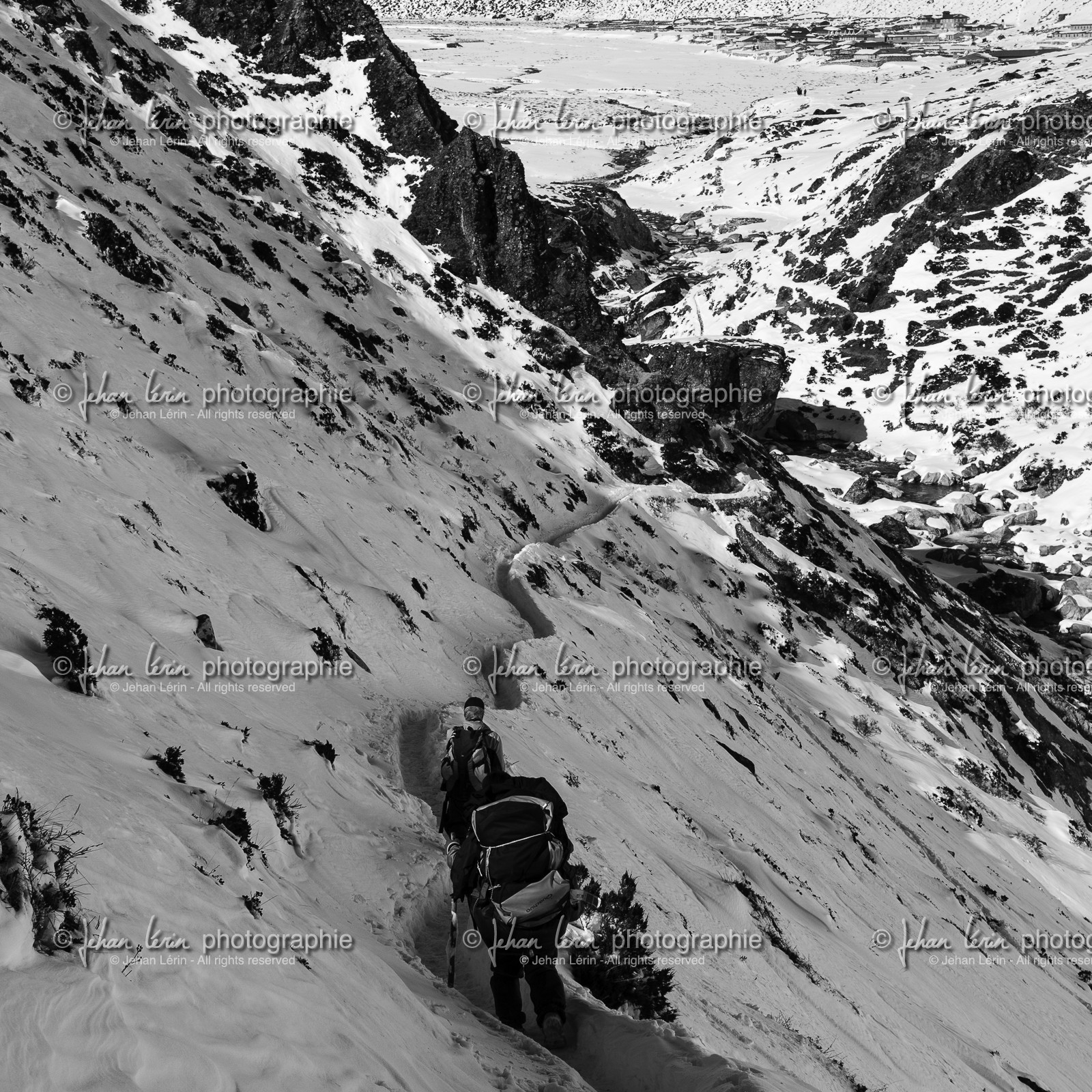 Descente en zigzag sur Pheriche (4240m) - Région de l'Everest