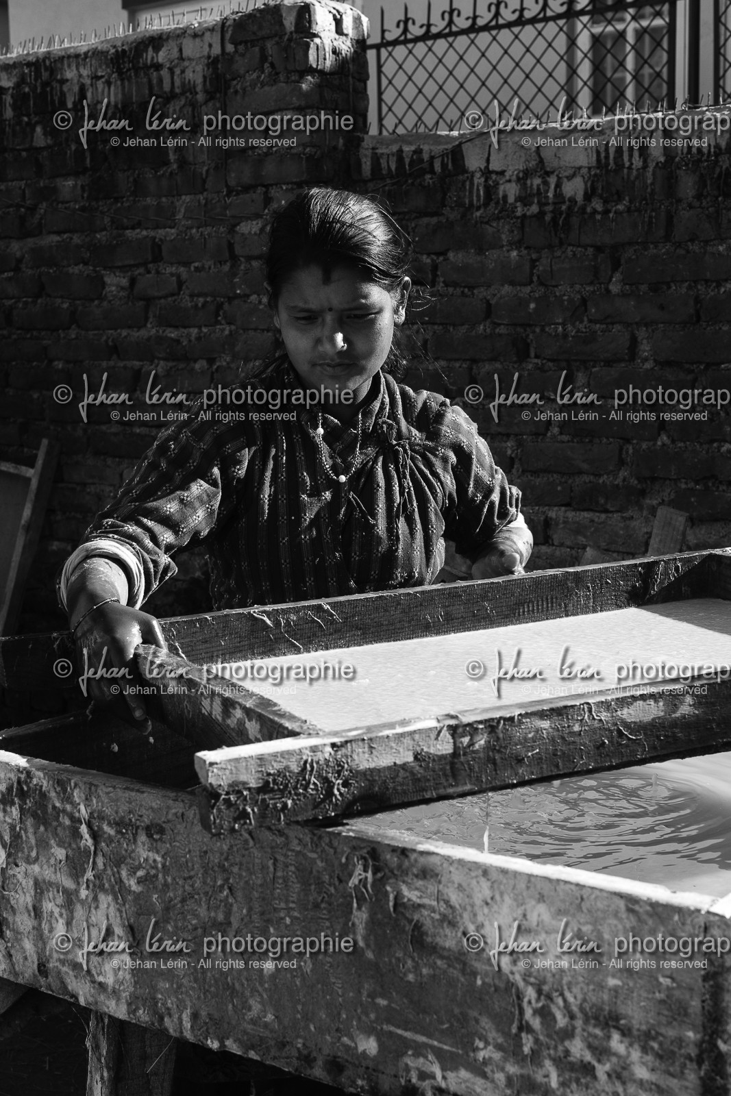 Jeune fille recyclant du papier - Kathmandu (1300m)