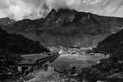 Porteurs entrant dans Khumjung (3780m) - Région de l'Everest