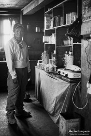 Pemba, assistant guide dans la cuisine d'un lodge