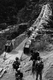 Passage d'un pont suspendu près de Larja Dobhan (3100m) - Région de l'Everest